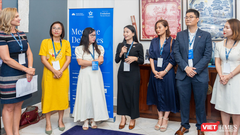 Tiến sỹ Melissa Jardine - Chủ tọa của AVLD và các lãnh đạo trẻ tại lễ công bố.