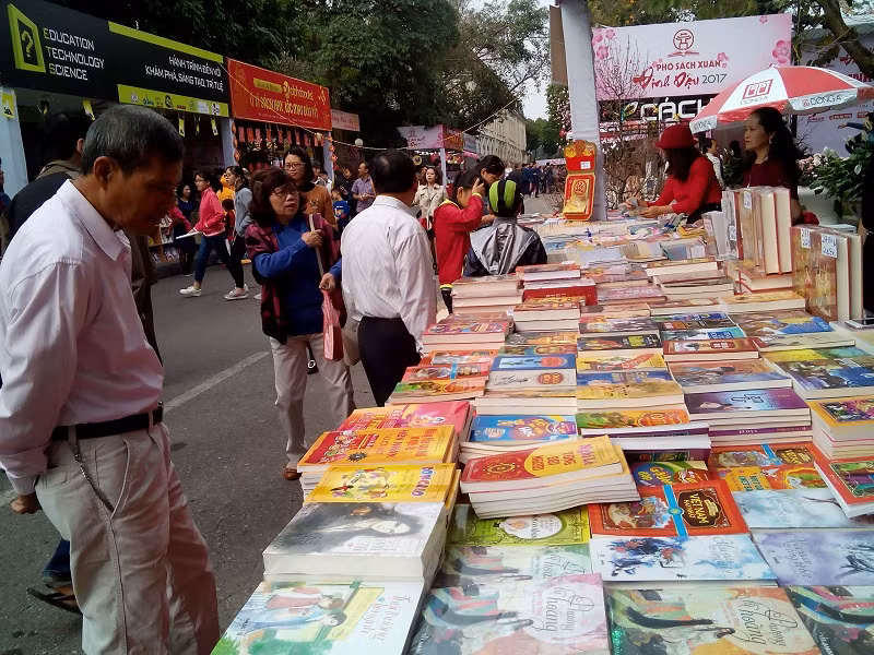 Toàn bộ tiền bán báo Tết sẽ được chuyển thành sách tặng cho các trường học, bưu điện văn hóa các xã miền múi, các xã đặc biệt khó khăn