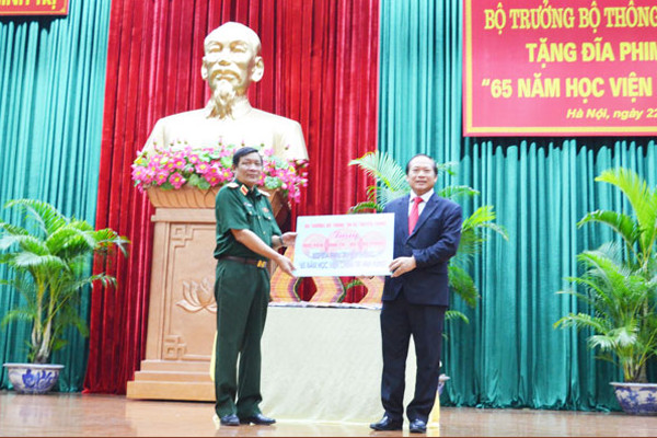 Bộ trưởng trao tặng đĩa phim