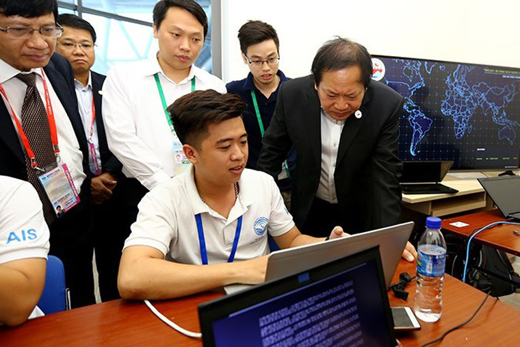 Bộ trưởng Trương Minh Tuấn nghe các nhân viên làm nhiệm vụ báo cáo về tình hình an ninh mạng trong những ngày tổ chức Tuần lễ Cấp cao APEC 2017