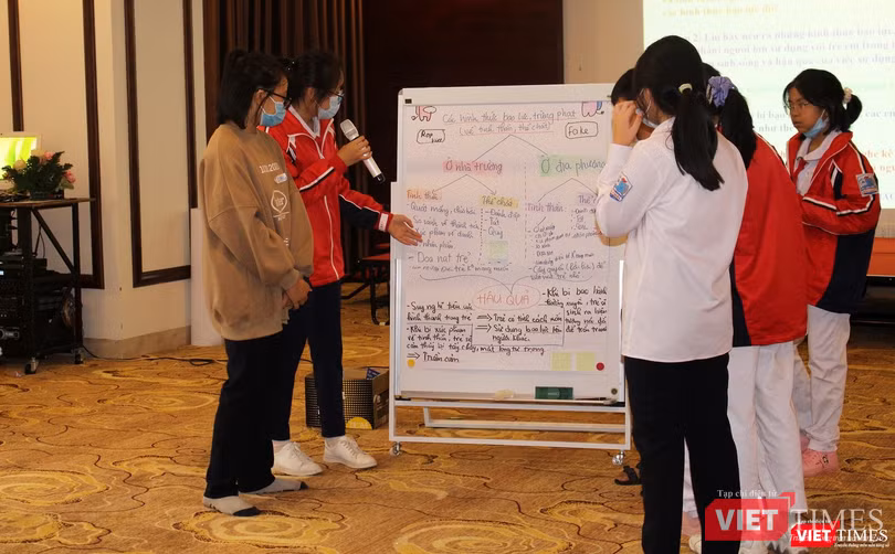 Các em học sinh say mê làm bài tập nhóm và trình bày quan điểm cá nhân.