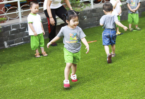 Thỏ được 19-20 tháng tuổi, Xuân Lan bắt đầu cho con đi nhà trẻ. Chịmất một tháng ở trong lớp cùng con. Tuần đầu,mẹ Lan ở lại lớpđến 11h trưa rồi xin đón con về. Tuần tiếp theo chị nán lại đến 10h. Tuần thứ ba, cô giáo yêu cầu chị ra ngoài sau khi Thỏ ăn sáng xong.