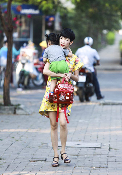 Sau Tết, bé Thỏ không chịu tới trường vì đã quen ngày nào cũng được mẹ đưa đi chơi. Cô bé hào hứng hỏi mẹ "hôm nay mẹ cho con đi chơi ở đâu ạ?"mà không biết rằng kỳ nghỉ đã hết. Thấy phải mặc đồng phục, Thỏ liền phản ứng "Thỏ không đi học đâu".