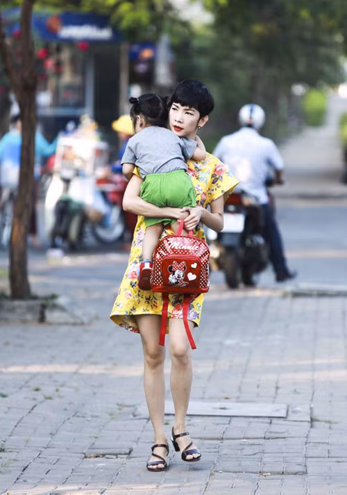 Sau Tết, bé Thỏ không chịu tới trường vì đã quen ngày nào cũng được mẹ đưa đi chơi. Cô bé hào hứng hỏi mẹ "hôm nay mẹ cho con đi chơi ở đâu ạ?"mà không biết rằng kỳ nghỉ đã hết. Thấy phải mặc đồng phục, Thỏ liền phản ứng "Thỏ không đi học đâu".