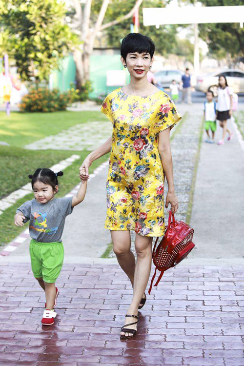 Đưa con trở lại trường, Xuân Lan được chứng kiến cảm xúc khác nhau của những đứa trẻ. Có những em rất vui và hào hứng vì được gặp lại bạn bè, cô giáo. Ngược lại, các bé nhỏ hơn khóc lóc đòi về cùng cha mẹ.