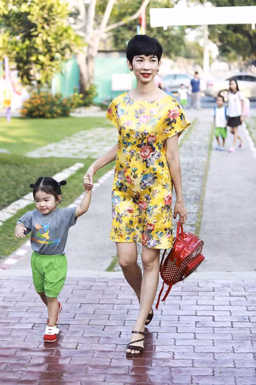 Đưa con trở lại trường, Xuân Lan được chứng kiến cảm xúc khác nhau của những đứa trẻ. Có những em rất vui và hào hứng vì được gặp lại bạn bè, cô giáo. Ngược lại, các bé nhỏ hơn khóc lóc đòi về cùng cha mẹ.