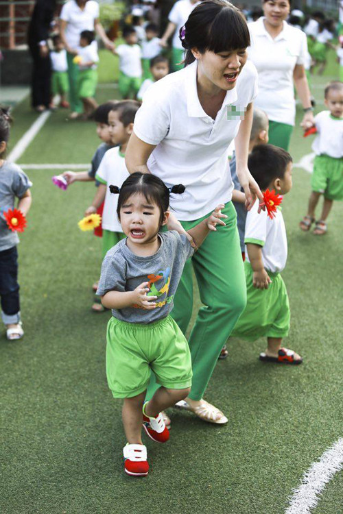 Bé Thỏ (tên thật là Thiên Ân) hiện27,5 tháng, đã có thể diễn đạt rõ ràngnhững câu dài, đủ nghĩa và không nói lắp.Béláu cá, dạn dĩ và hay lý sự.