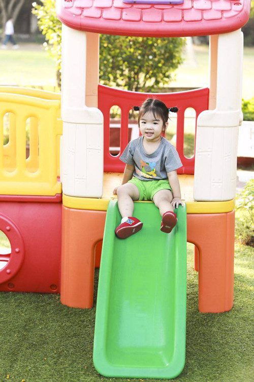 Ở nhà, Thỏ được ông bà và mẹ chiều. Từ lúc đi lớp, con trở nên năng động, tự tin hơn. Con biết vòng tay chào, biết hát, nhảy, múa theo nhạc và phát âm tiếng Anh. Tối nào trước khi đi ngủ, mẹ Lan cũng kề tai con thủ thỉ"Thỏ ơi, mẹ yêu Thỏ. Chúc con ngủ ngon". "Đó là cách để con cảm thấy mình được yêu thương. Nói nhỏ câu ấy như một bí mật chỉ hai mẹ con biết khiến Thỏ thích thú. Mắt con ánh lên hạnh phúc, miệng cười ấm áp. Con 'dạ' một tiếng rồi quay ra ôm gối ngủ ngoan. Lâu lâu, Thỏ cũng làm y hệt vậy với tôikhi nói 'mẹ ơi, Thỏ yêu mẹ'", Xuân Lan kể.