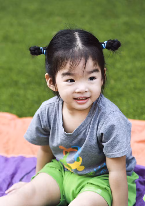 Tới giờ tan học, Thỏhướng mắt ra cửatìm mẹ trong sốnhững phụ huynh đang tới đón con. Mắt bé ánh lênhạnh phúc khi thấy mẹ từ xa. Cô bé vội khoanh tay, cúi đầu chào cô giáo để chuẩn bị ra về.