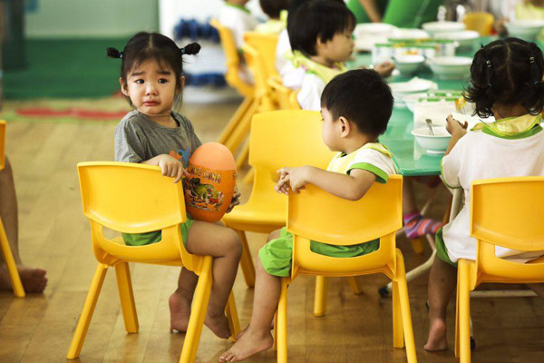 Xem lại những bức ảnh này, Xuân Lan vẫn không cầm được nước mắt. "Tôi bủn rủn hết người khi con mếu máo, níu kéo và nằng nặc đòi đi với mẹ. Tình huống khi đó còn kinh khủng hơn ngày đầu đưa Thỏ đi mẫu giáo. Cô giáo làm đủ mọi cách, dỗ dành nhưng Thỏ vẫn khóc không ngừng", cựu siêu mẫu kể. Thương con nhưng Xuân Lan dứt khoát giao bélại cho cô rồi đi. Trước đó, chị cũng chuẩn bị tâm lý để bé không cảm thấy quá đột ngột với việc trở lại trường. "Tôi tâm sự đủ điều và bé cũng vâng dạ. Tớicổng trường, Thỏcòn hứa là conkhôngkhóc nhè. Vào trao cho cô là khóc giãy, ôm chặt mẹ , hai ba cô gỡ khôngnổi. Bé nói 'mẹ của con mà, mẹ của con, cho con về đi chơi'",giám khảoVietnam's Next Top Model cho hay. Xuân Lan muốn dạy Thỏmạnh mẽ nên bản thân chị phải dứt khoát. Chỉ một lúc sau khi tạm biệt mẹ, Thỏ cười xòe rồi vui vẻ chơi cùng cô và các bạn. "Thực ra tôi chưa đi luôn mà núp ở một góc để quan sát phản ứng của con. Thỏ biết điều đó vì thấy các cô chú quay phim, chụp ảnh là người quen vẫn ở lại ghi hình. Bé cũng ngó nghiêng khắp nơi để tìm mẹ", Xuân Lan nói.