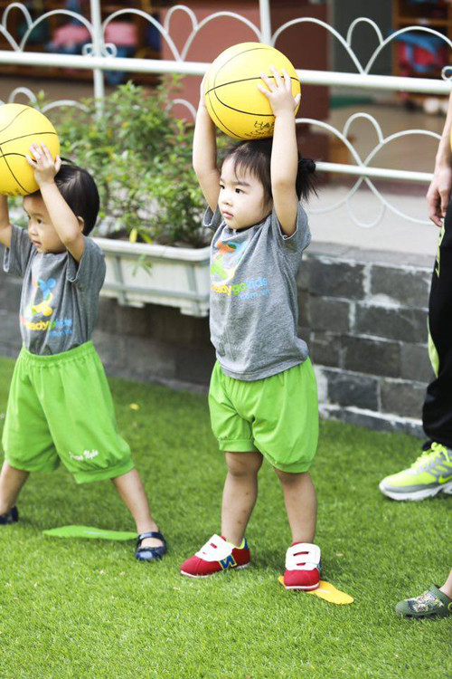 Dù bận rộn với công việc nhưng Xuân Lan luôn dành thời gian đưa con đi học và đón bé về nhà. Với Xuân Lan, bộ ảnh Thỏ trở lại trường sau Tết là những khoảnh khắc quý giá của con. Chị thấy đau lòng khi chứng kiến nhiều phụ huynh vì bận rộn công việc mà giao phó con mình cho giúp việc. Ba mẹ bận đi công tác, người nọ đổ trách nhiệm lên người kia rồi chì chiết nhau trước mặt con khiến tâm lý trẻ bị ảnh hưởng. Đôi khi con cái bị lãng quên trong chính ngôi nhà của mình.