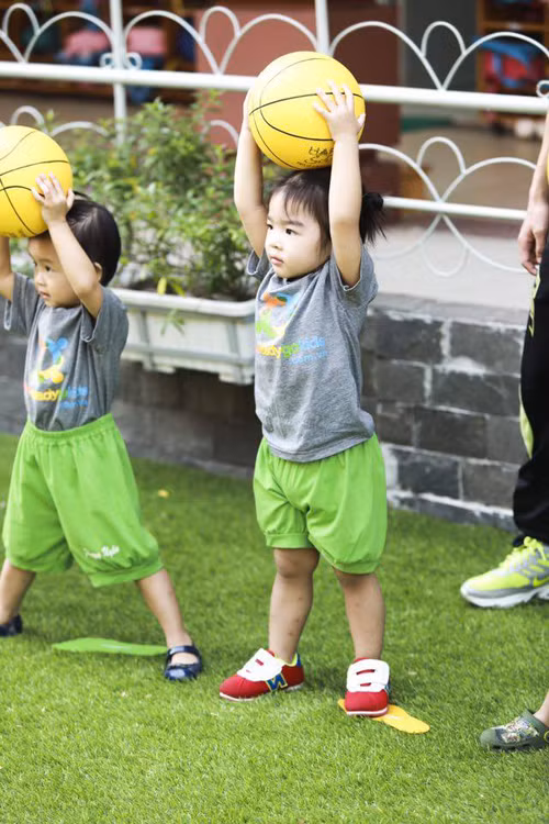 Dù bận rộn với công việc nhưng Xuân Lan luôn dành thời gian đưa con đi học và đón bé về nhà. Với Xuân Lan, bộ ảnh Thỏ trở lại trường sau Tết là những khoảnh khắc quý giá của con. Chị thấy đau lòng khi chứng kiến nhiều phụ huynh vì bận rộn công việc mà giao phó con mình cho giúp việc. Ba mẹ bận đi công tác, người nọ đổ trách nhiệm lên người kia rồi chì chiết nhau trước mặt con khiến tâm lý trẻ bị ảnh hưởng. Đôi khi con cái bị lãng quên trong chính ngôi nhà của mình.