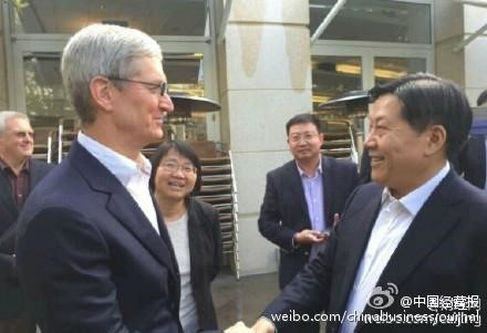 Tim Cook, CEO của Apple và Giám đốc Cục quản lí không gian mạngcủa Trung Quốc. Ảnh: China Business Journal. Tim Cook, CEO của Apple và Giám đốc Cục quản lí không gian mạngcủa Trung Quốc. Ảnh: China Business Journal.
