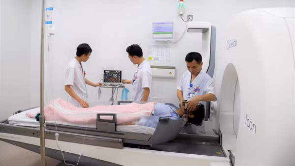 Một người bệnh có khối u não được điều trị bằng máy xạ phẫu Gamma Knife mới.
