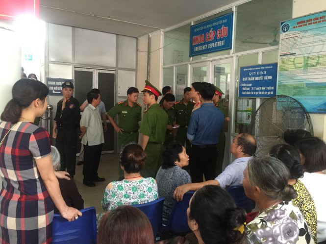 An ninh được thắt chặt ở khu vực bệnh viện, nơi đang cấp cứu cho các nạn nhân sau vụ nổ súng.