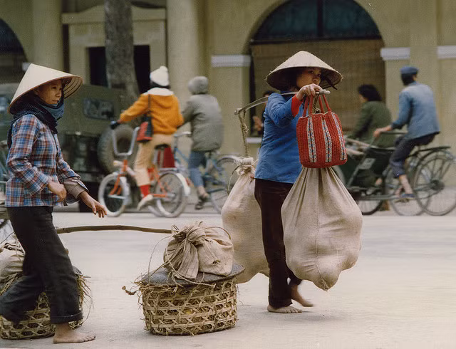 Chùm ảnh hiếm: Hà Nội nghèo khó nhưng thân thương những năm 1990 ảnh 12