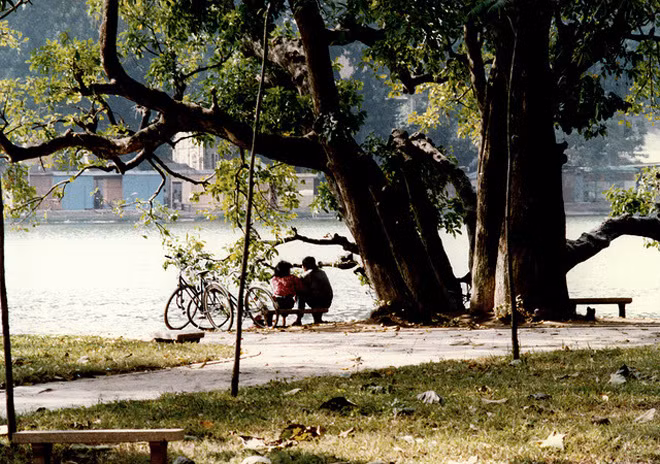 Chùm ảnh hiếm: Hà Nội nghèo khó nhưng thân thương những năm 1990 ảnh 3