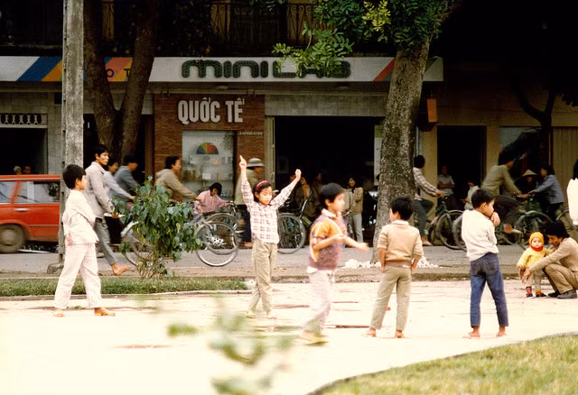 Chùm ảnh hiếm: Hà Nội nghèo khó nhưng thân thương những năm 1990 ảnh 15