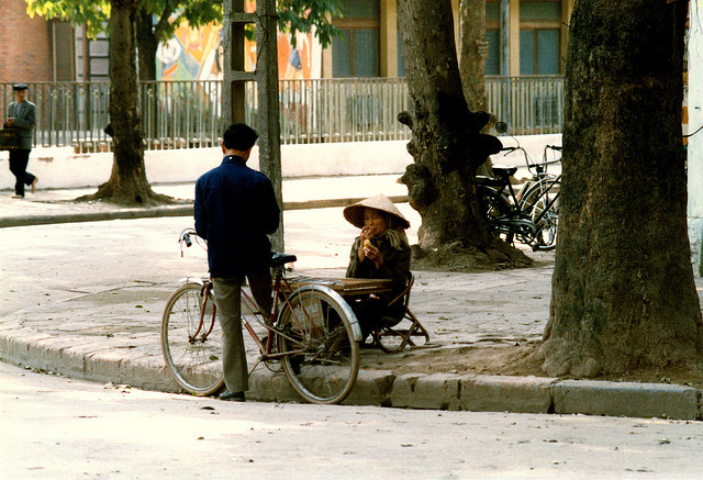 Chùm ảnh hiếm: Hà Nội nghèo khó nhưng thân thương những năm 1990 ảnh 21