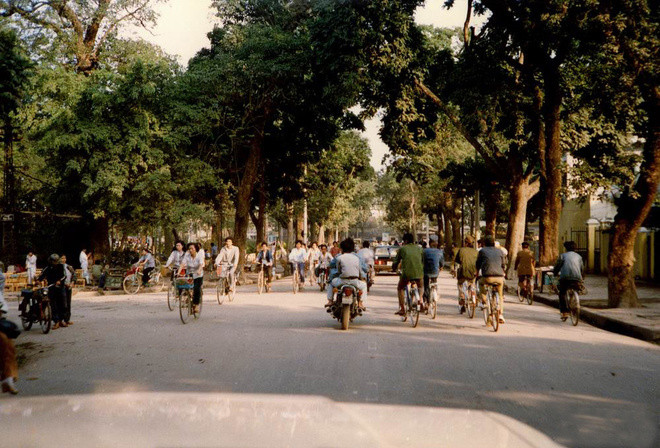 Chùm ảnh hiếm: Hà Nội nghèo khó nhưng thân thương những năm 1990 ảnh 4