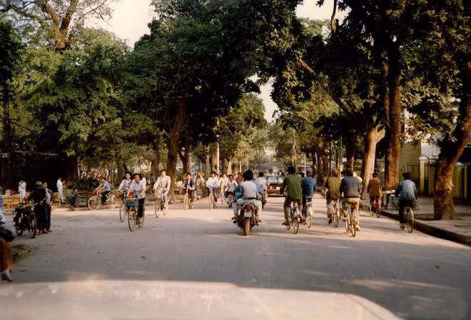 Chùm ảnh hiếm: Hà Nội nghèo khó nhưng thân thương những năm 1990 ảnh 4