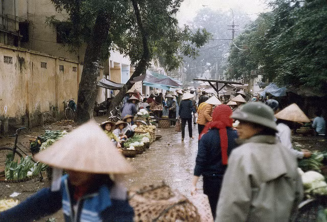 Chùm ảnh hiếm: Hà Nội nghèo khó nhưng thân thương những năm 1990 ảnh 20