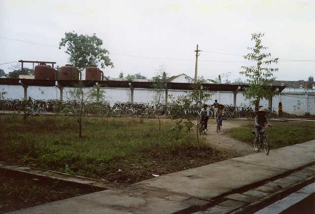 Chùm ảnh hiếm: Hà Nội nghèo khó nhưng thân thương những năm 1990 ảnh 19