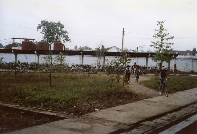 Chùm ảnh hiếm: Hà Nội nghèo khó nhưng thân thương những năm 1990 ảnh 19