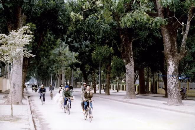 Chùm ảnh hiếm: Hà Nội nghèo khó nhưng thân thương những năm 1990 ảnh 5