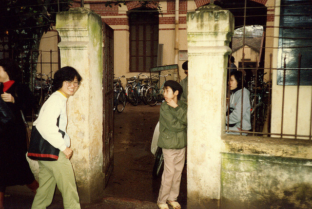 Chùm ảnh hiếm: Hà Nội nghèo khó nhưng thân thương những năm 1990 ảnh 17