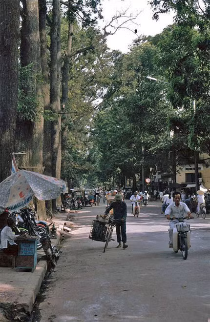 Chùm ảnh hiếm: Hà Nội nghèo khó nhưng thân thương những năm 1990 ảnh 7