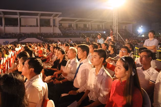 Đông đảo nhân dân huyện Đông Anh đến tham dự lễ kỷ niệm 140 năm thành lập huyện.