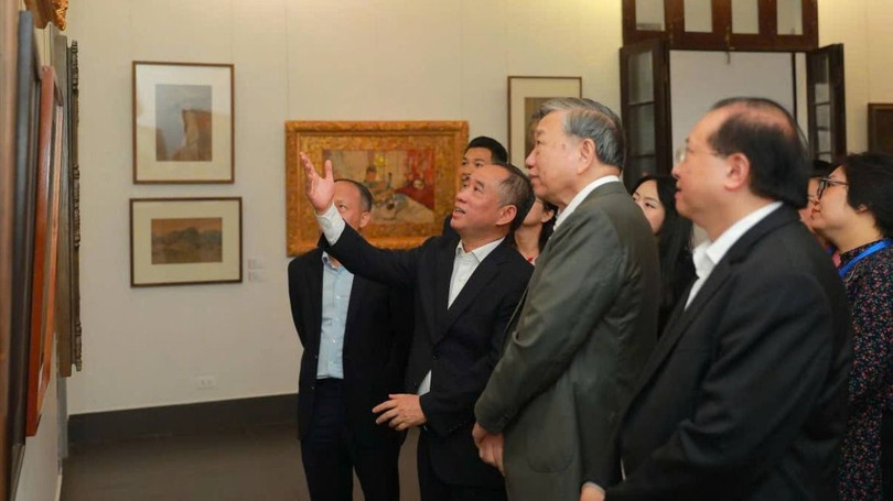 TS Nguyễn Anh Minh giới thiệu với Tổng bí thư Tô Lâm về các tác phẩm đang được trưng bày tại Bảo tàng Mỹ thuật Việt Nam.