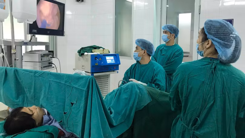 Bác sĩ của Bệnh viện đa khoa tỉnh Tuyên Quang phẫu thuật tán sỏi cho bệnh nhân.