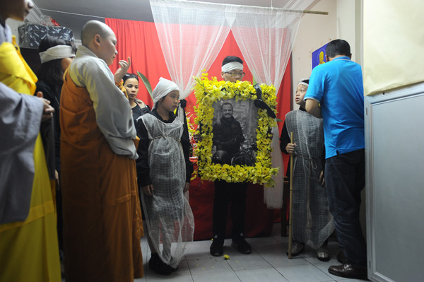 Những kỉ vật của Trần Lập nằm lặng lẽ trong ngôi nhà vắng ảnh 4 Những kỉ vật của Trần Lập nằm lặng lẽ trong ngôi nhà vắng ảnh 4