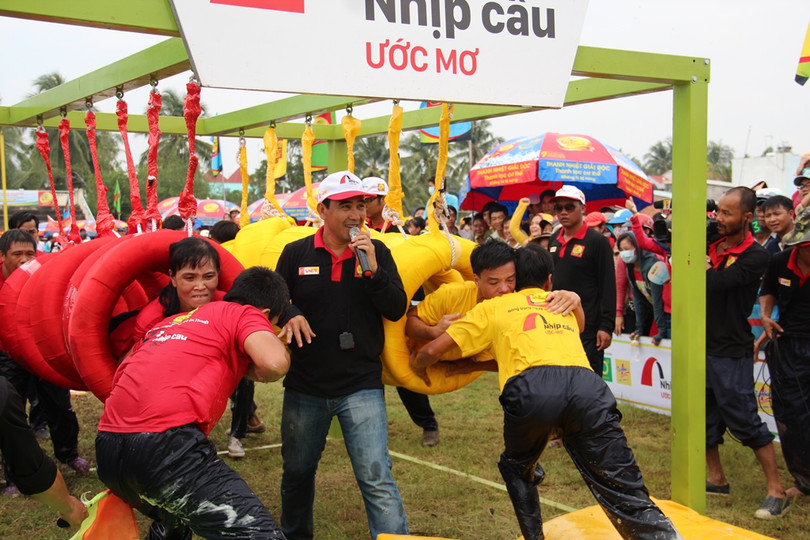 Quyền Linh hạnh phúc khi tham gia xây cầu cho dân nghèo