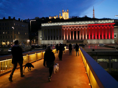 Màu đỏ đen vàng nhuộm các công trình nổi tiếng châu Âu ảnh 5