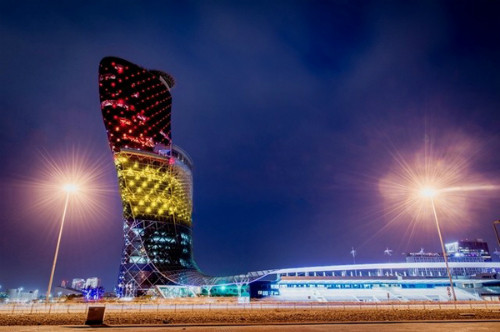 Màu đỏ đen vàng nhuộm các công trình nổi tiếng châu Âu ảnh 8