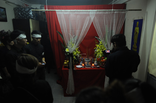 Trên đường di quan, xe tang đưa linh cữu Trần Lập ghé qua nhà để làm lễ cho anh.