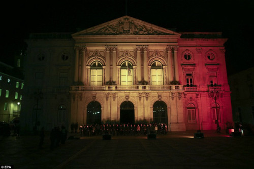 Màu đỏ đen vàng nhuộm các công trình nổi tiếng châu Âu ảnh 6