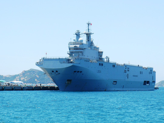 Tàu đổ bộ "khủng" của Pháp cập cảng Cam Ranh ảnh 1 Tàu đổ bộ "khủng" của Pháp cập cảng Cam Ranh ảnh 1