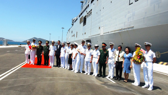 Tàu đổ bộ "khủng" của Pháp cập cảng Cam Ranh ảnh 2 Tàu đổ bộ "khủng" của Pháp cập cảng Cam Ranh ảnh 2