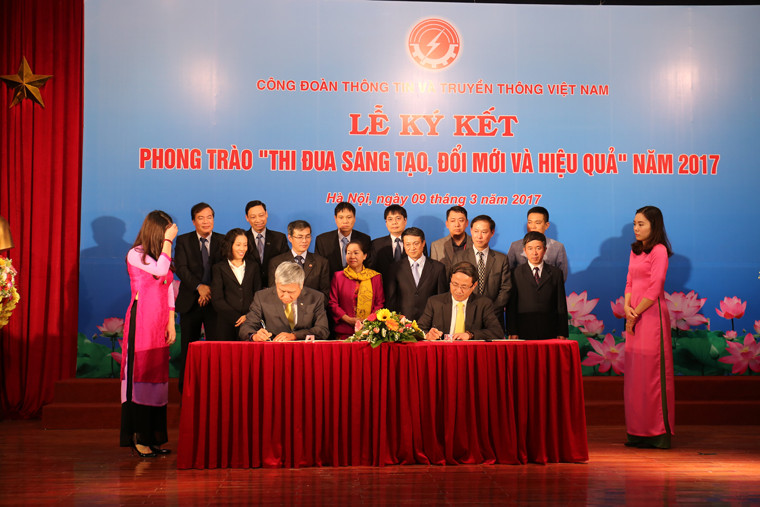 Lãnh đạo Tổng công ty Bưu điện Việt Nam và Công đoàn Tổng công ty ký kết phong trào thi đua.