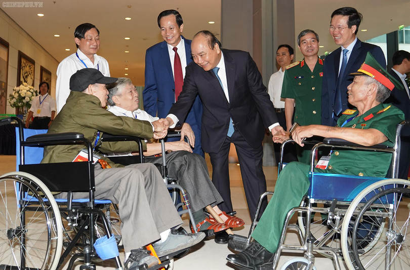 Thủ tướng thăm hỏi các đồng chí thương binh nặng tới dự buổi gặp mặt.