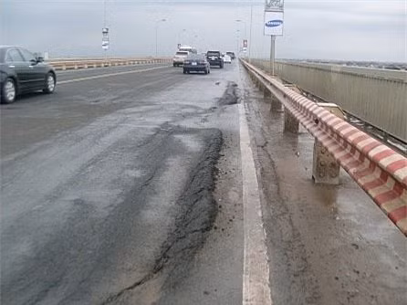 Mặt cầu Thăng Long sau nhiều lần sửa chữa vẫn tiếp tục hằn lún. 