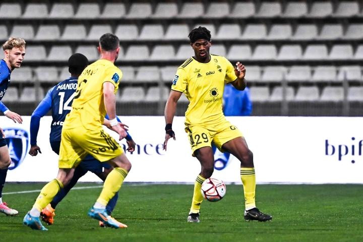 Pau FC (áo vàng) hiện thi đấu ở giải hạng hai Pháp (Ligue 2).