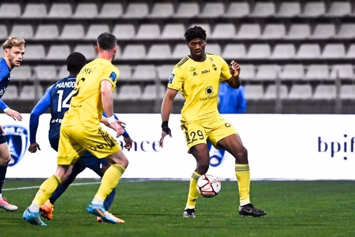 Pau FC (áo vàng) hiện thi đấu ở giải hạng hai Pháp (Ligue 2).