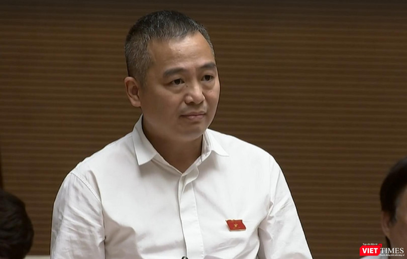 Đại biểu Nguyễn Lân Hiếu cho rằng việc đấu thầu mua sắm trang thiết bị, thuốc men cũng là nỗi lo lớn của đại đa số các bệnh viện công và tư. Giờ muốn mua một viên Zinnat – loại kháng sinh thông dụng, cũng khó.