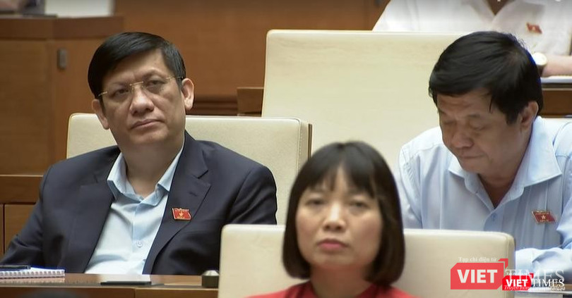 Bộ trưởng Bộ Y tế Nguyễn Thanh Long lắng nghe nội dung thảo luận của ĐBQH Nguyễn Lân Hiếu.