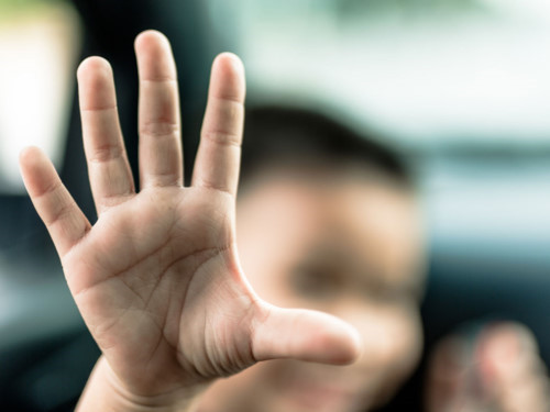 Tổng đài quốc gia bảo vệ trẻ em với 3 số ngắn 111, là kênh cung cấp dịch vụ bảo vệ trẻ em qua điện thoại do Bộ Lao động- Thương binh và Xã hội quản lý.